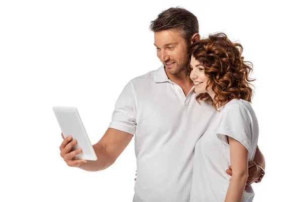 Positives Paar schaut auf digitales Tablet isoliert auf Weiß — Stockfoto