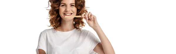 Cultura panorâmica de mulher alegre e encaracolado escovação dentes isolados no branco — Fotografia de Stock