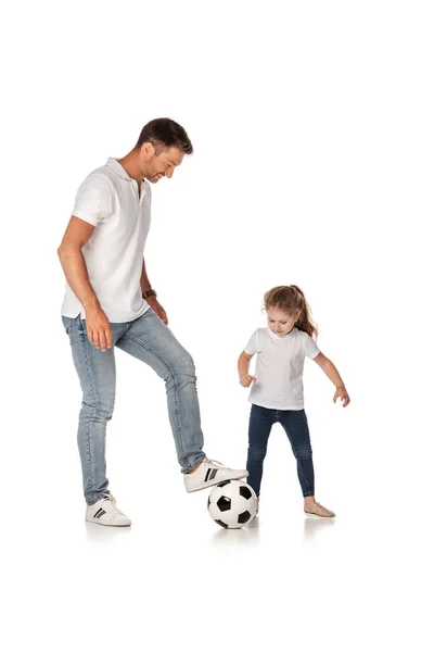 Schöner Vater spielt Fußball mit süßer Tochter auf weiß — Stockfoto