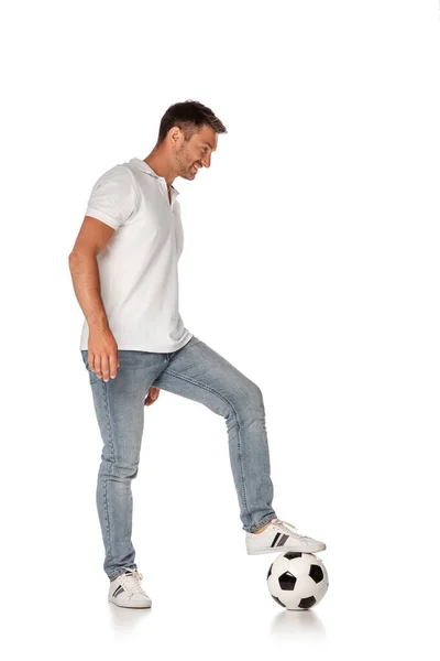 Homme heureux en jeans jouant au football sur blanc — Photo de stock