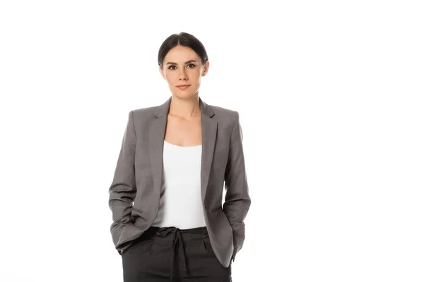 Бізнес-леді стоячи руками в кишенях ізольовані на білому — стокове фото