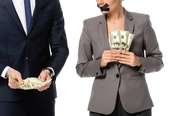 Abgeschnittene Ansicht eines Geschäftsmannes, der Dollars in der Nähe einer Frau hält, mit Klebeband auf dem Mund, isoliert auf weißem Grund, Konzept der Geschlechterungleichheit — Stockfoto