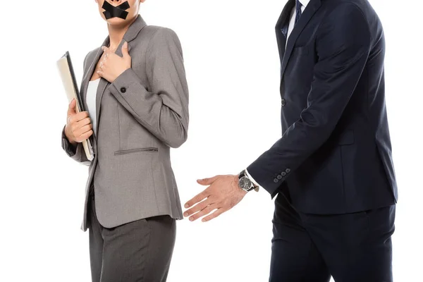 Обрізаний вид на бізнесмена в офіційному одязі підступна бізнес-леді зі скотчем на роті ізольовані на білому, концепція сексуальних домагань — стокове фото