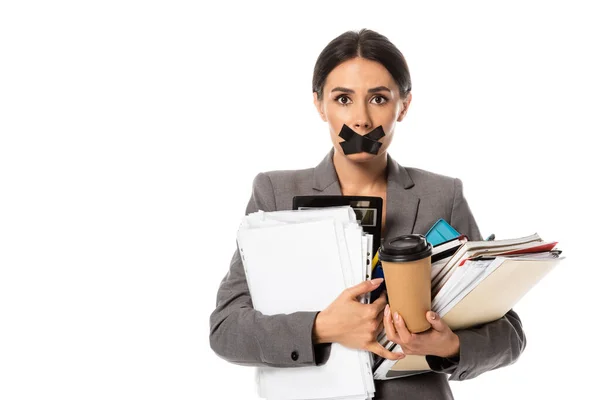 Femme d'affaires avec ruban scotch sur la bouche, tasse en papier et dossiers dans les mains isolées sur blanc, concept de sexisme — Photo de stock