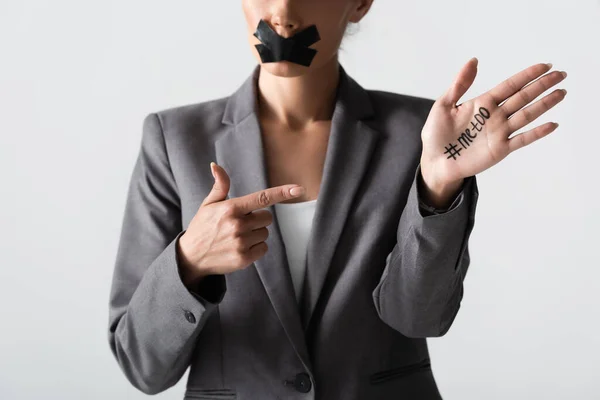 Vista ritagliata di donna d'affari con scotch nastro sulla bocca che punta con il dito a portata di mano con me anche lettering isolato su bianco — Foto stock