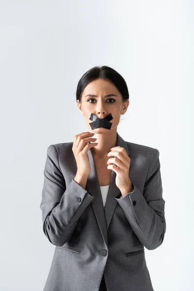 Geschäftsfrau mit Klebeband auf dem Mund blickt in die Kamera isoliert auf weiß, Konzept der Geschlechterungleichheit — Stockfoto
