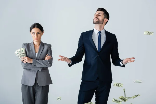 Attraktive Geschäftsfrau hält Dollars in der Nähe arroganter Geschäftsmann steht auf weiß — Stockfoto