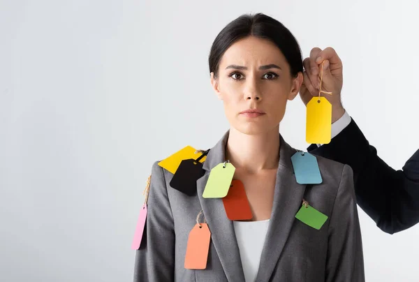 Empresario poner etiqueta en hermosa mujer de negocios aislado en blanco, concepto de desigualdad de género - foto de stock