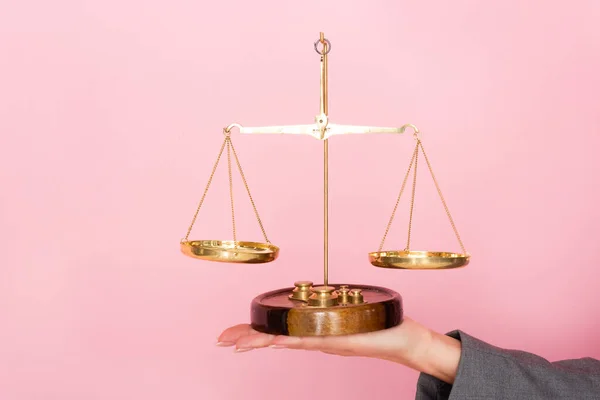 Abgeschnittene Ansicht einer Geschäftsfrau mit goldener Waage, isoliert auf rosa, Gleichstellungskonzept — Stockfoto