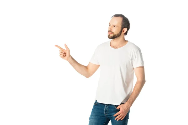 Vista frontal del hombre sonriente señalando con el dedo a un lado aislado en blanco - foto de stock