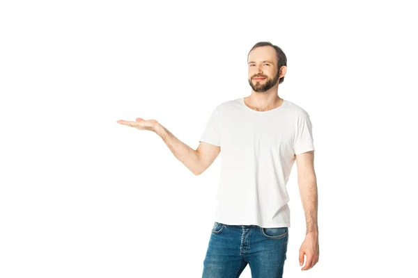 Vista frontal del hombre sonriente señalando con la mano a un lado aislado en blanco - foto de stock