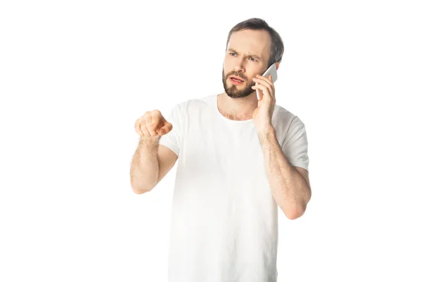 Hombre enojado hablando en el teléfono inteligente y el gesto aislado en blanco - foto de stock