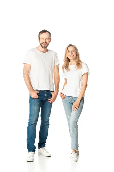 Visão de comprimento total do casal adulto em camisetas brancas e jeans posando isolado no branco — Fotografia de Stock