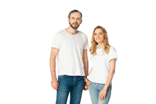 Casal adulto em camisetas brancas e jeans posando isolado no branco — Fotografia de Stock