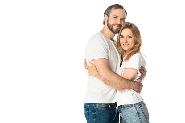 Glückliches erwachsenes Paar in weißen T-Shirts, das sich vereinzelt auf weiß umarmt — Stockfoto