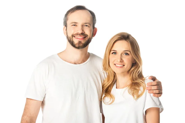 Feliz pareja adulta en camisetas blancas abrazando aislado en blanco - foto de stock