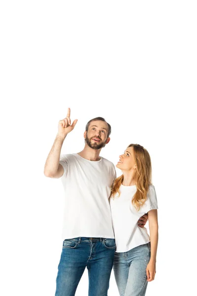 Uomo adulto nel puntare con il dito verso l'alto vicino donna isolata su bianco — Foto stock