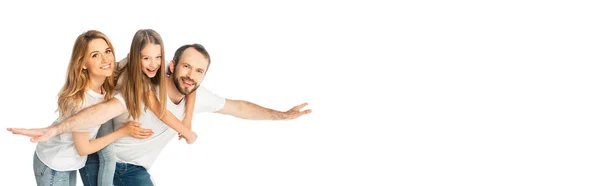 Sorrindo filha no pai de volta perto da mãe isolada em branco, tiro panorâmico — Fotografia de Stock