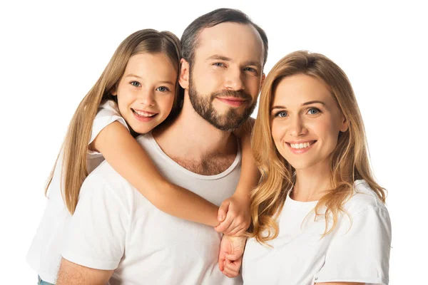 Familia feliz en camisetas blancas abrazando aislado en blanco - foto de stock