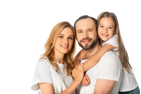 Familia feliz en camisetas blancas abrazando aislado en blanco - foto de stock