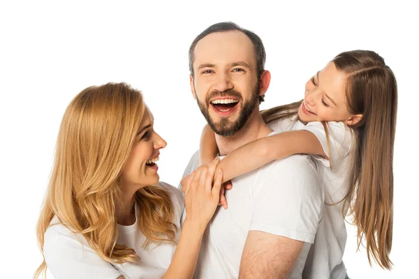 Счастливая семья в белых футболках обнимает изолированных на белом — стоковое фото