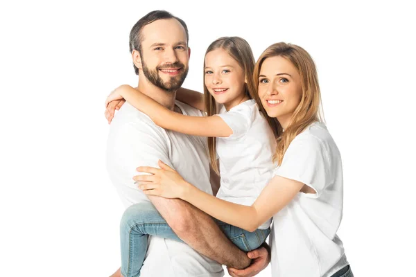 Glückliche Familie in weißen T-Shirts, die sich isoliert auf Weiß umarmen — Stockfoto