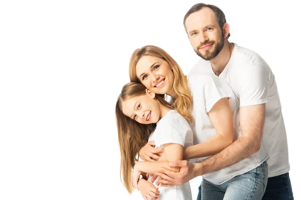 Familia feliz en camisetas blancas abrazos aislados en blanco - foto de stock