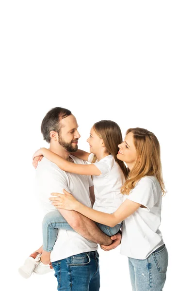 Sonriente familia en blanco camisetas abrazo aislado en blanco — Stock Photo