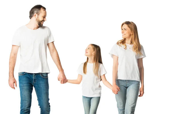 Glückliche lässige Familie Händchen haltend, während sie isoliert auf weißem Grund geht — Stockfoto