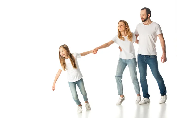 Felice famiglia casuale che si tiene per mano mentre cammina isolato su bianco — Foto stock