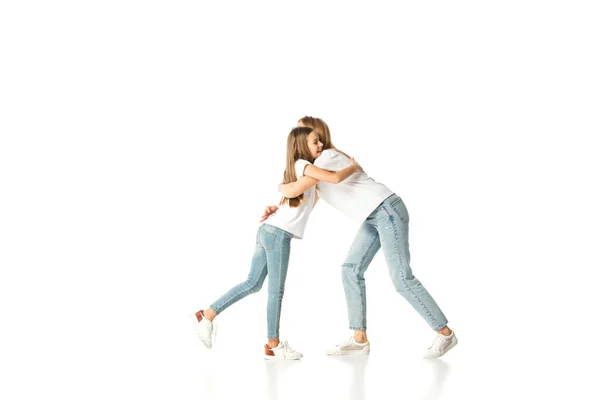 Felice figlia abbracciare madre isolato su bianco — Foto stock