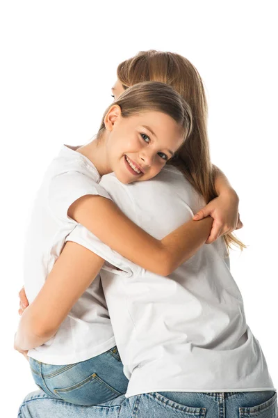 Счастливая дочь обнимает мать изолированы на белом — стоковое фото