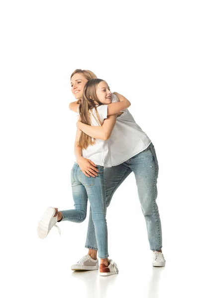 Feliz filha abraçando mãe isolada no branco — Fotografia de Stock