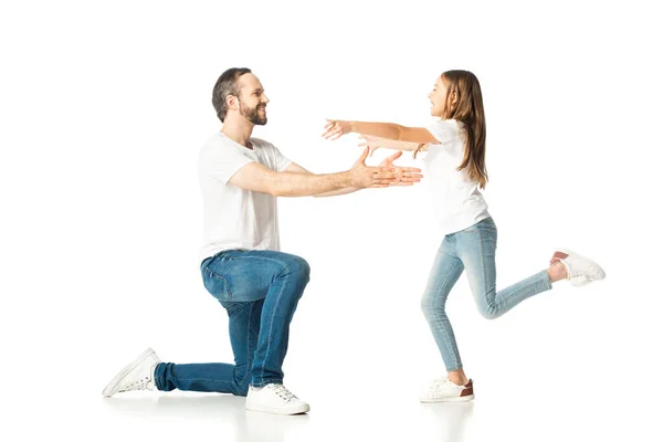 Seitenansicht des glücklichen Vaters umarmt Tochter isoliert auf weiß — Stockfoto