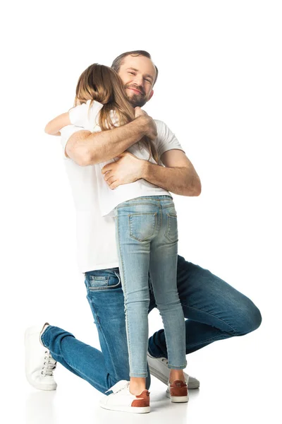 Pai feliz abraçando filha isolada no branco — Fotografia de Stock