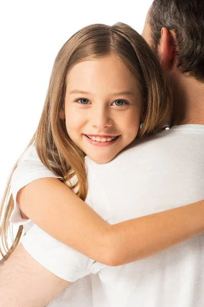 Vista de cerca de la hija feliz abrazando padre aislado en blanco - foto de stock
