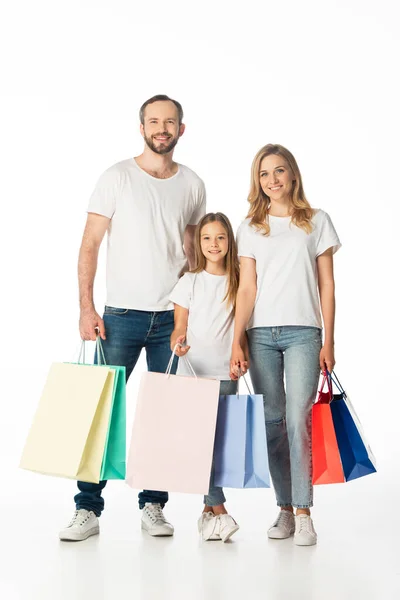 Família alegre com sacos de compras coloridos isolados em branco — Fotografia de Stock