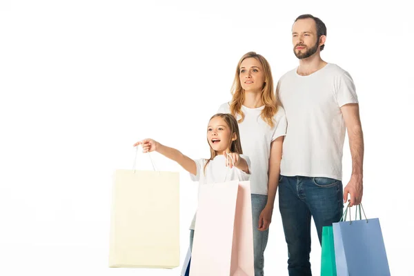 Збуджена сім'я з різнокольоровими сумками для покупок ізольовані на білому — стокове фото