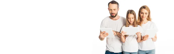 Familia en camisetas blancas usando tabletas digitales aisladas en blanco, plano panorámico - foto de stock