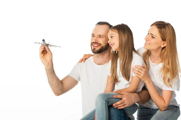 Счастливая улыбающаяся семья с самолетом модель изолированы на белом — стоковое фото