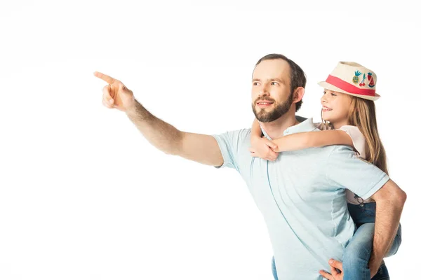 Pai feliz piggybacking filha e apontando com o dedo afastado isolado no branco — Fotografia de Stock