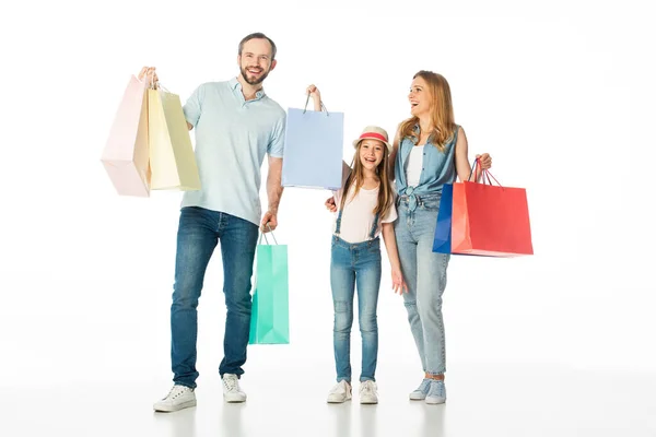 Щаслива сім'я з різнокольоровими сумками для покупок ізольовані на білому — стокове фото