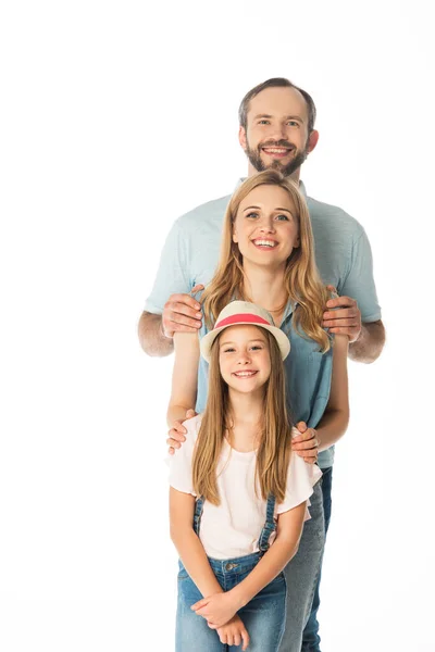 Familia feliz sonriendo a la cámara aislada en blanco - foto de stock