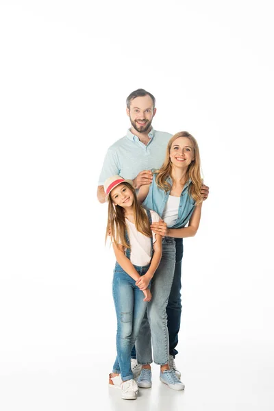 Glückliche Familie lächelt isoliert auf Weiß in die Kamera — Stockfoto