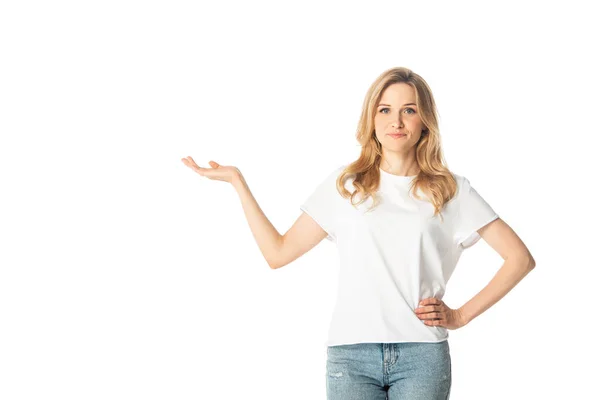 Atractiva mujer adulta señalando con la mano a un lado aislado en blanco - foto de stock