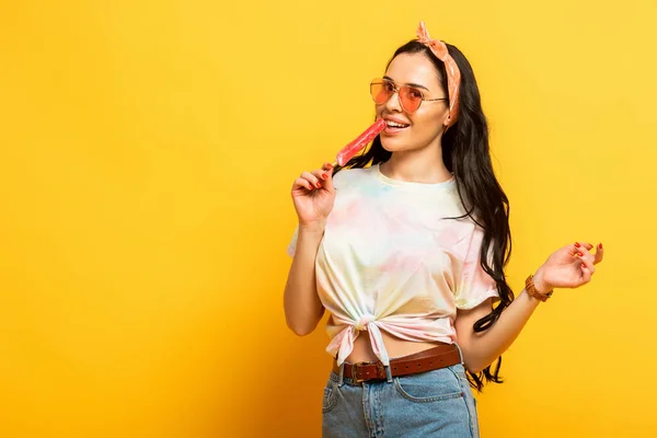 Lächeln stilvolle Sommer Brünette Mädchen mit Eis auf gelbem Hintergrund — Stockfoto