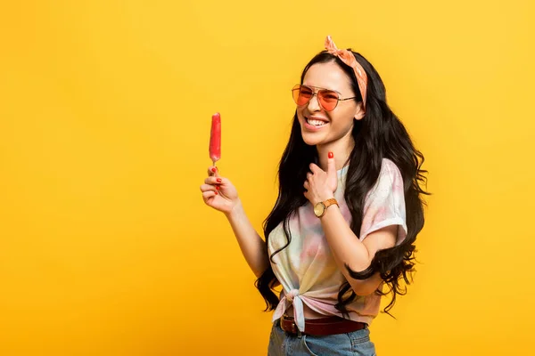 Menina morena verão elegante feliz com sorvete no fundo amarelo — Fotografia de Stock