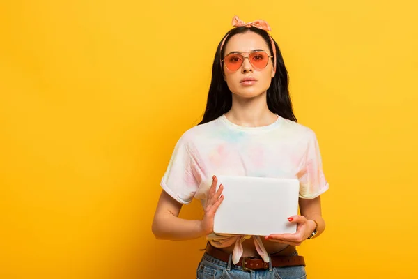 Stilvolle Sommer Brünette Mädchen hält digitale Tablette auf gelbem Hintergrund — Stockfoto