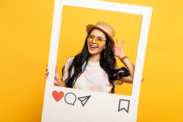 Glücklich brünettes Mädchen im Sommer-Outfit posiert in sozialem Netzwerk Rahmen auf gelbem Hintergrund — Stockfoto