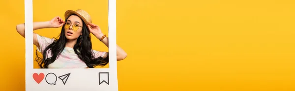 Brunette girl in summer outfit posing in social network frame on yellow background, panoramic shot — Stock Photo